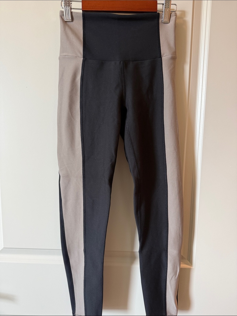 Two-Tone High-Waist 7/8 Abercrombie YPB Leggings in Black and Light Taupe